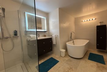 The separate flat on the groundfloor - the full bathroom