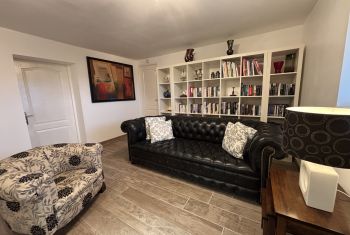 The separate flat on the groundfloor - the living room 