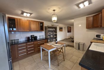 The separate flat on the groundfloor - the kitchen