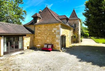 The guests' room is set at the entrance of the property