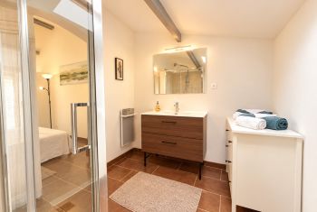 It nejoys an ensuite shower room 